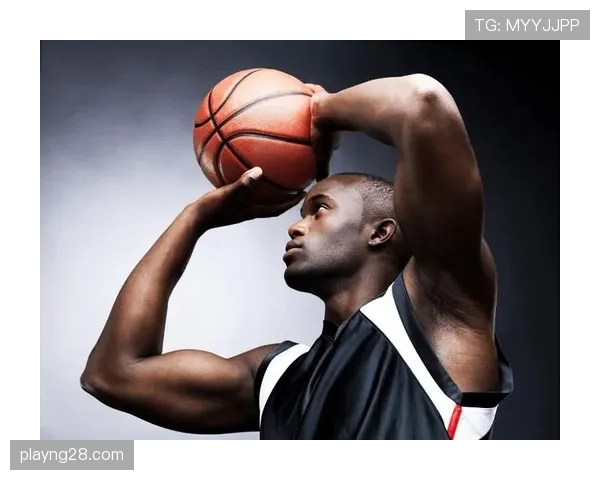 特写：膝盖缠着冰袋的斯图尔特，仍在赛后加练投篮